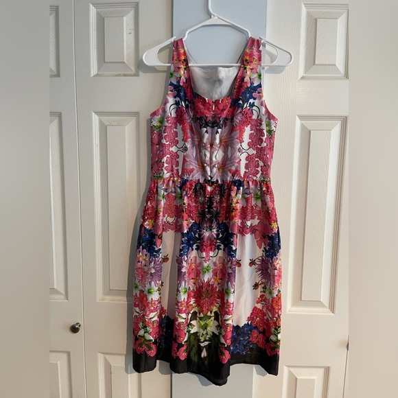 Liz clabour very light weight dress with pockets, back zipper works great. - Picture 6 of 7